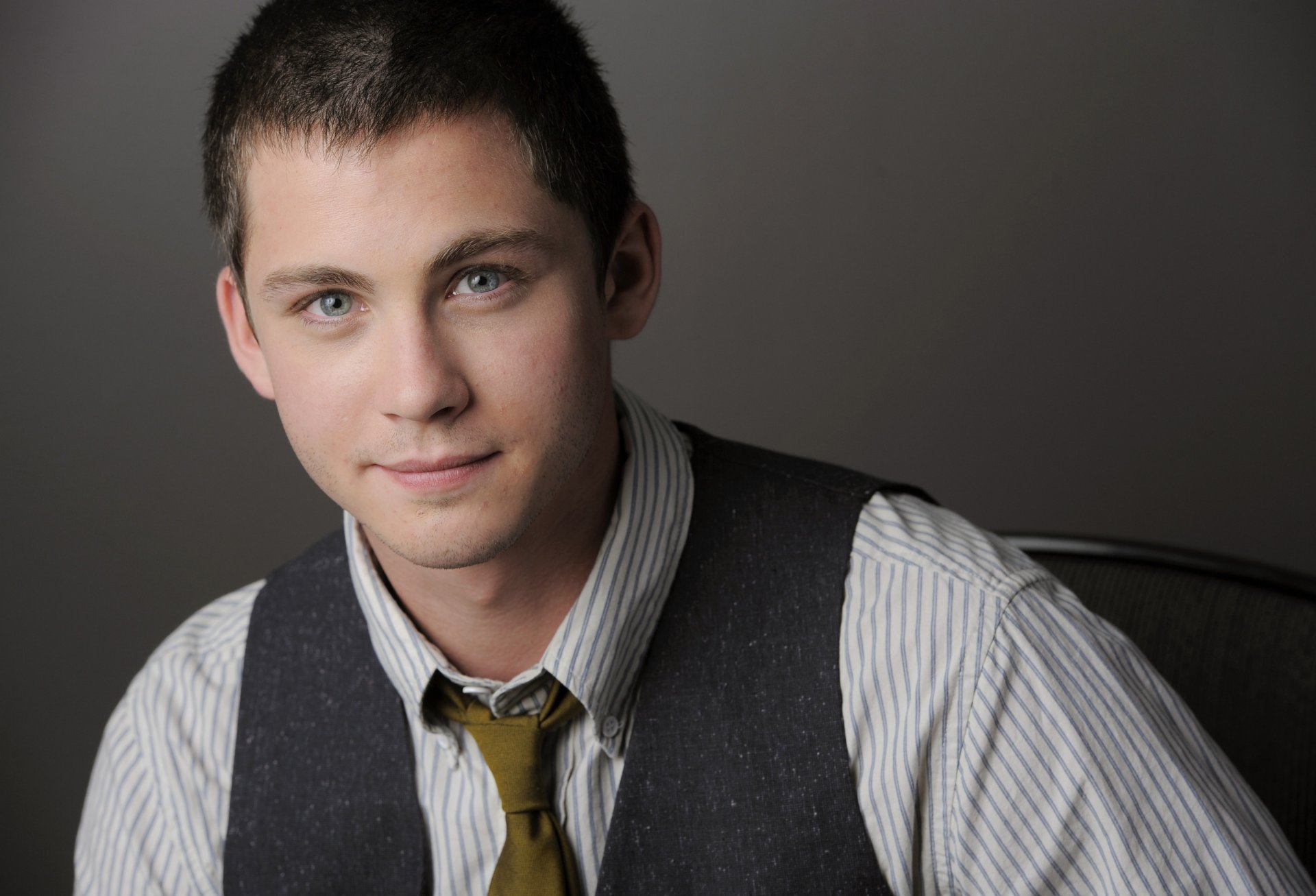 logan lerman attore fidanzato foto carta da parati