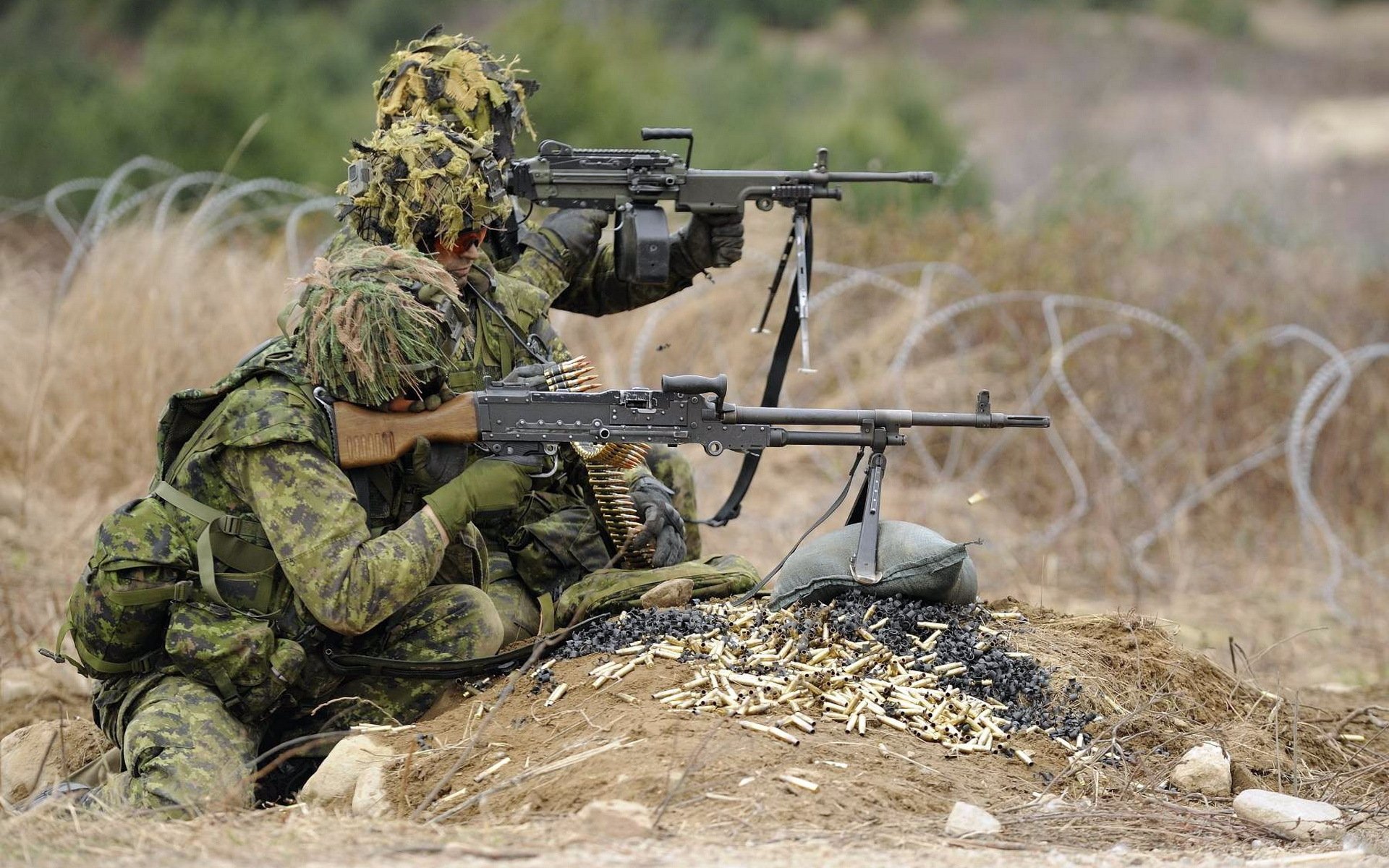 soldados c6 y c9 ametralladoras ejército canadiense