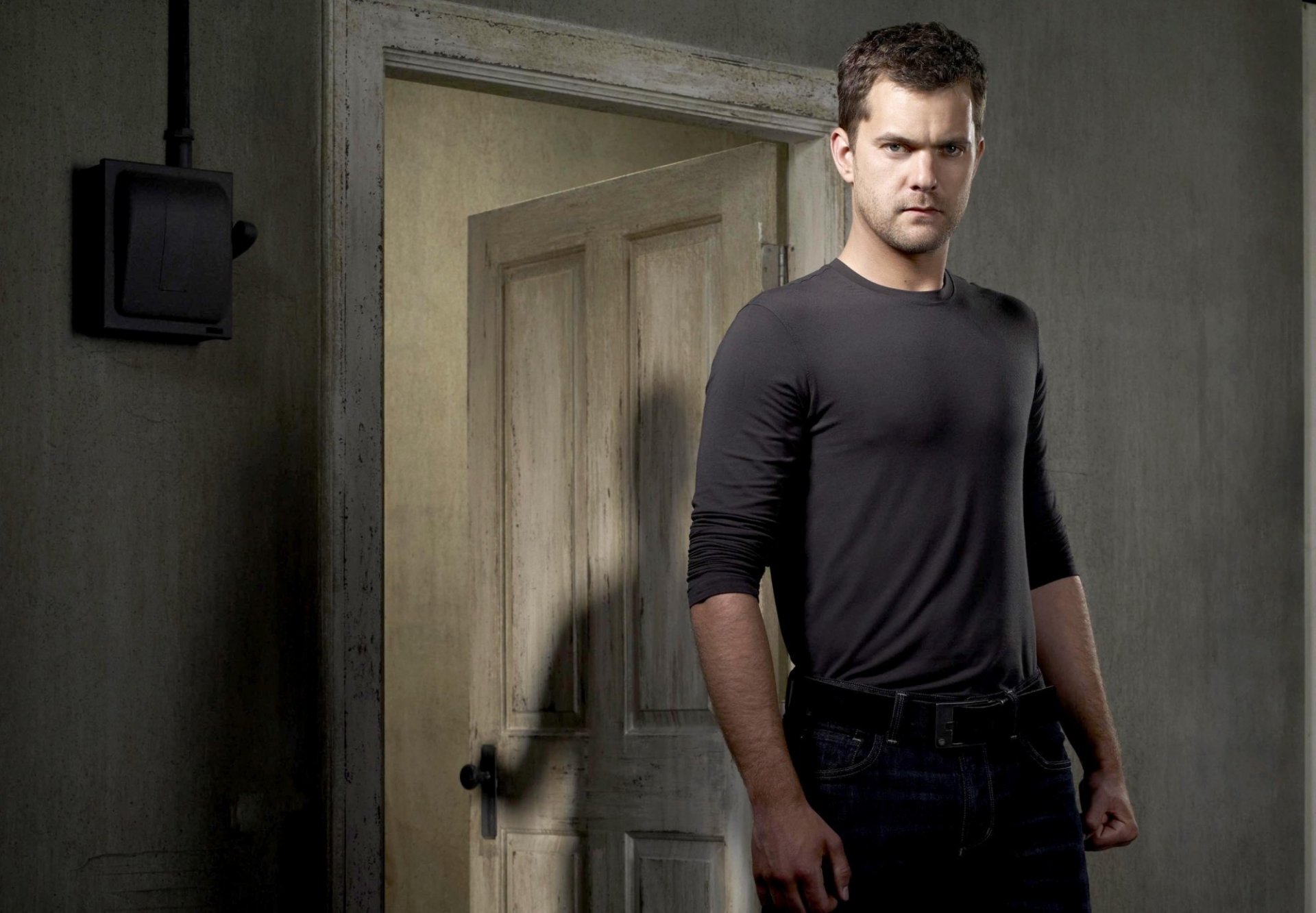 joshua jackson actor hombre sombra puerta habitación