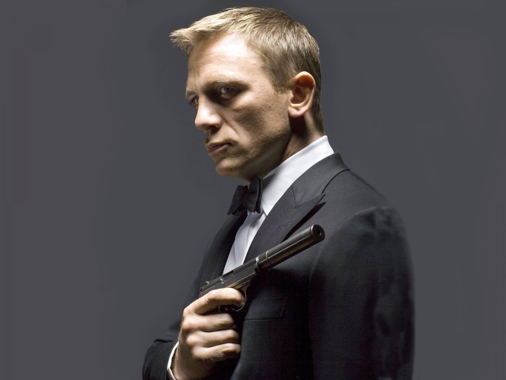 daniel craig daniel craig aktor james bond agent 007 smoking pistolet tłumik walter ppk