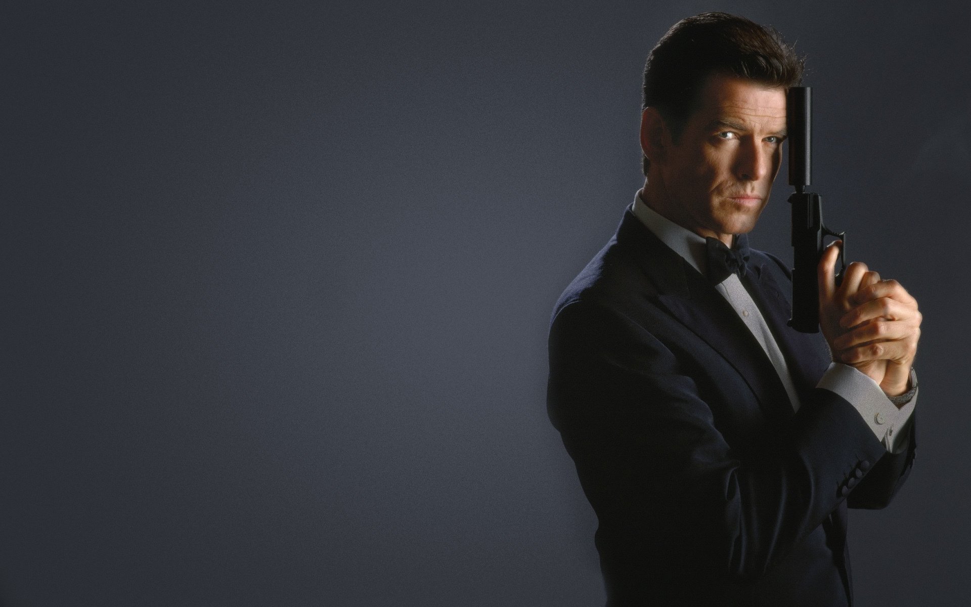 pierce brosnan pistola agente 007 james bond