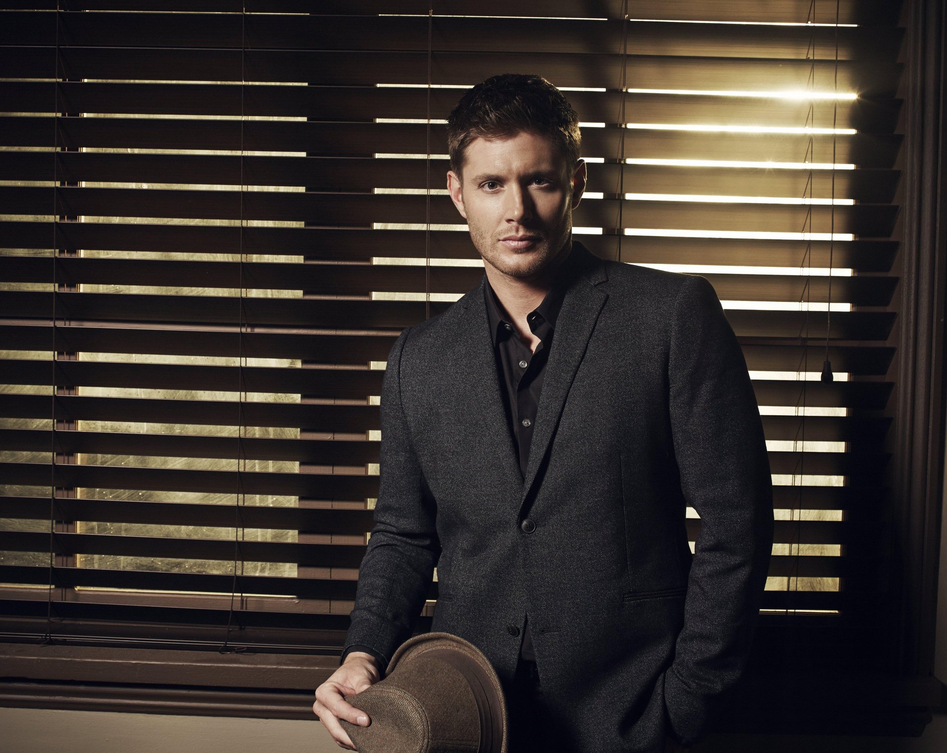 jensen jensen ackles homme costume chapeau acteur série télévisée surnaturel saison 9 dean winchester