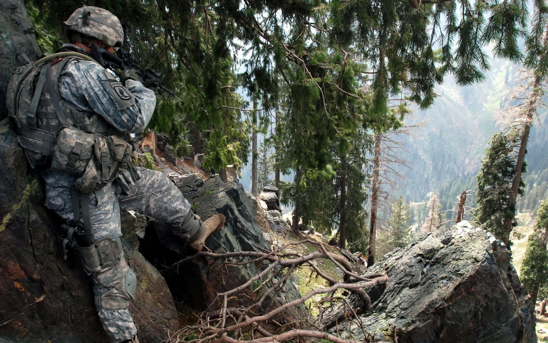 soldats armes montagnes