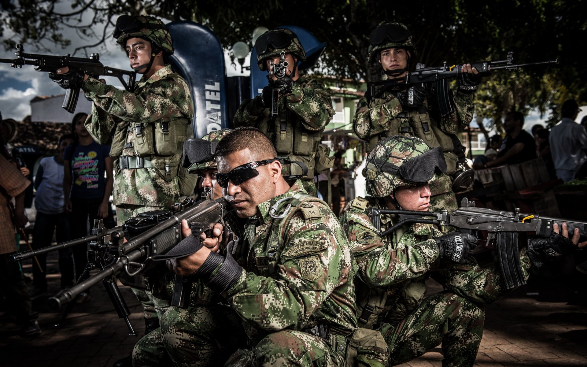 soldats armes medellín