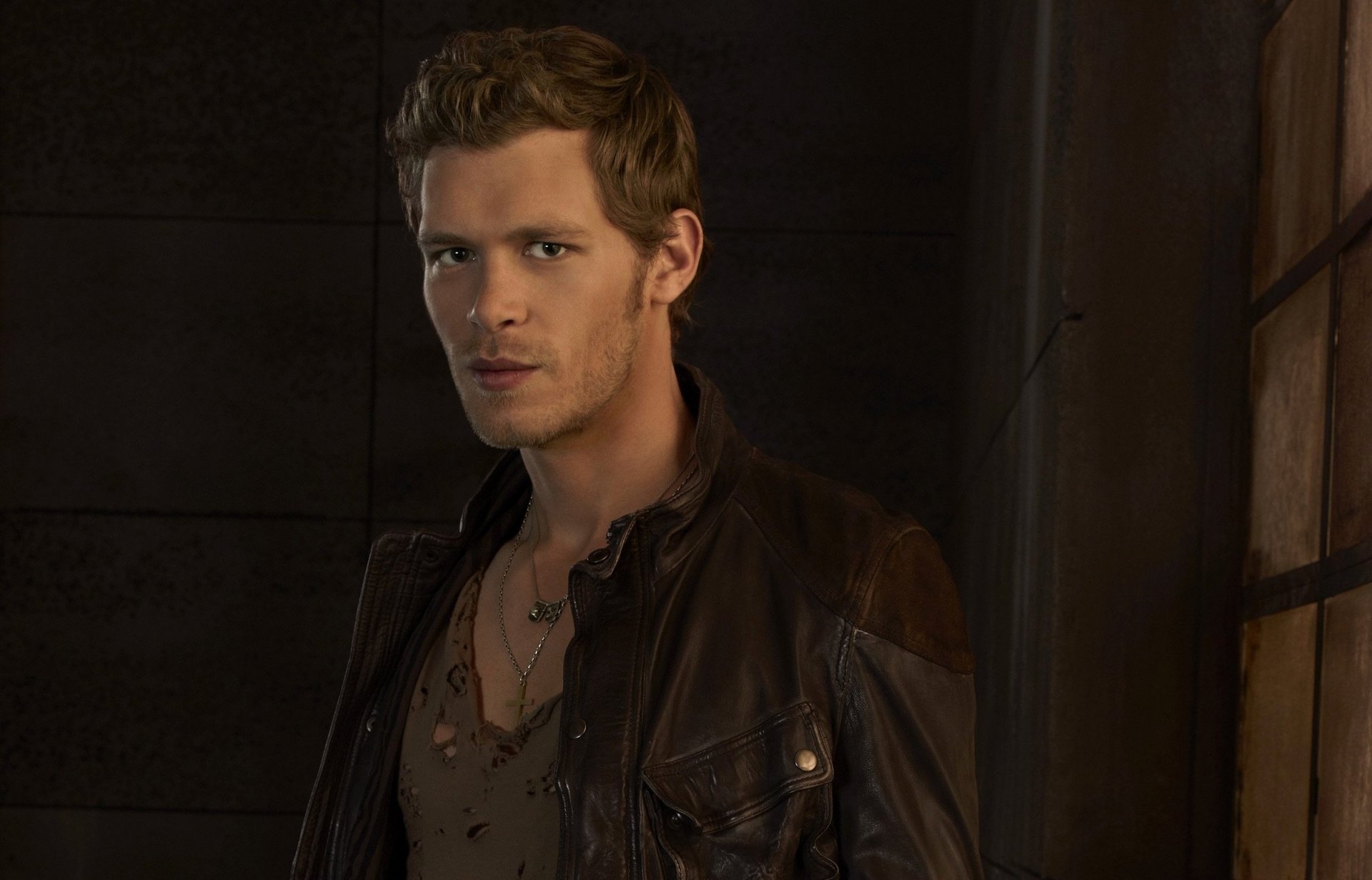 joseph morgan actor hombre chaqueta the vampire diaries serie de televisión klaus