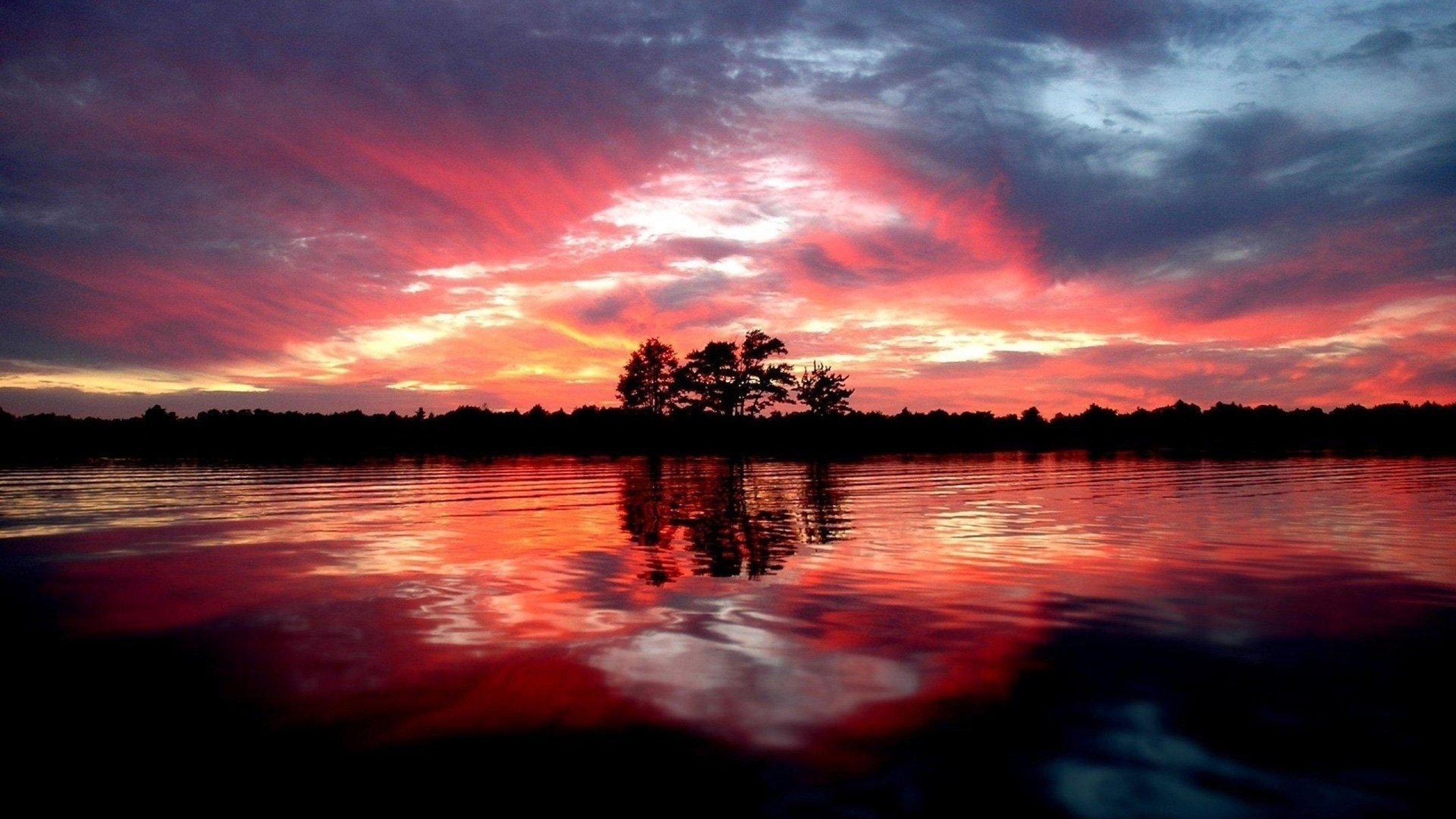 roter sonnenuntergang wolken bäume wasser reflexion