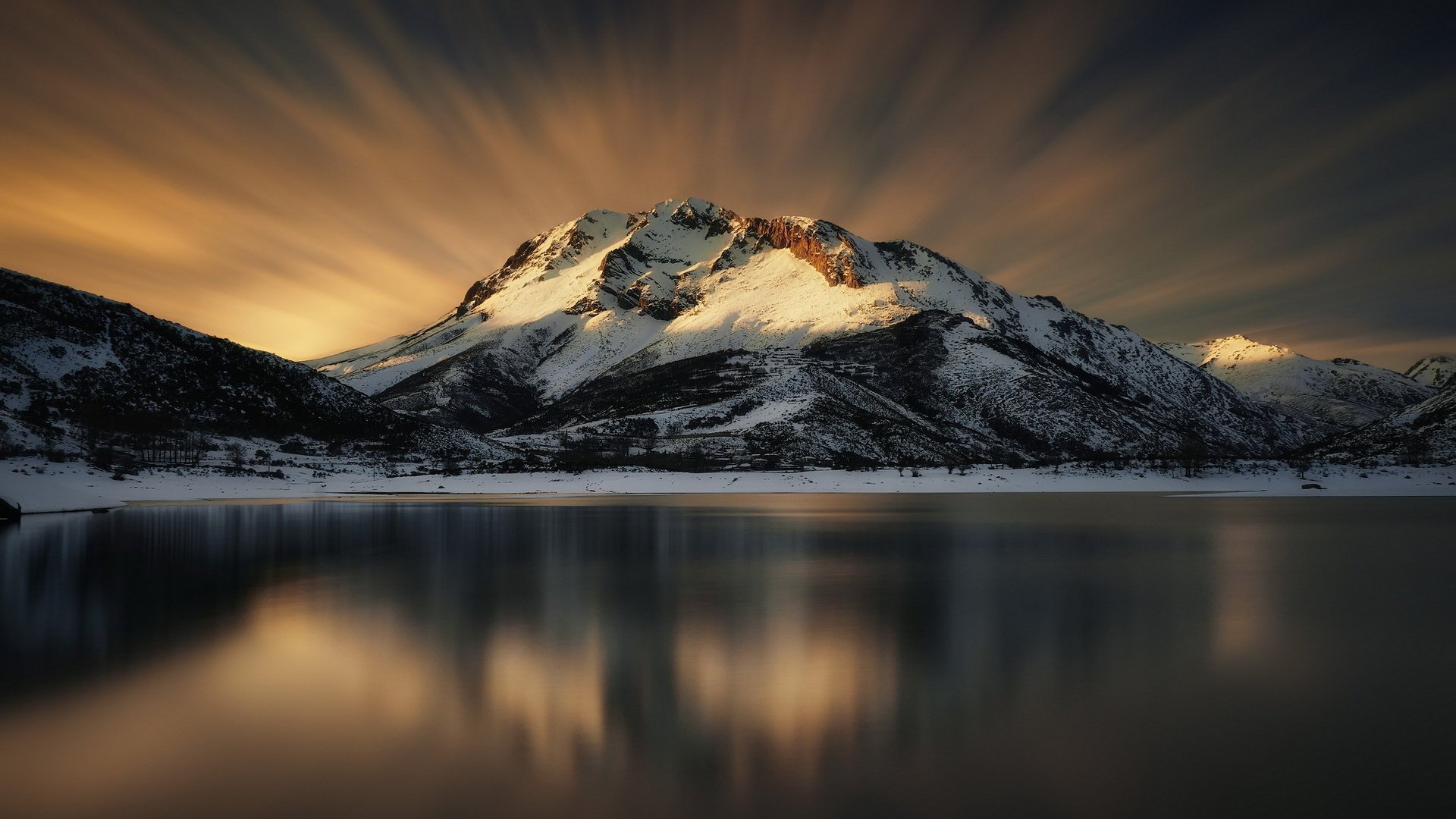 amanecer en las montañas lago de montaña nieve