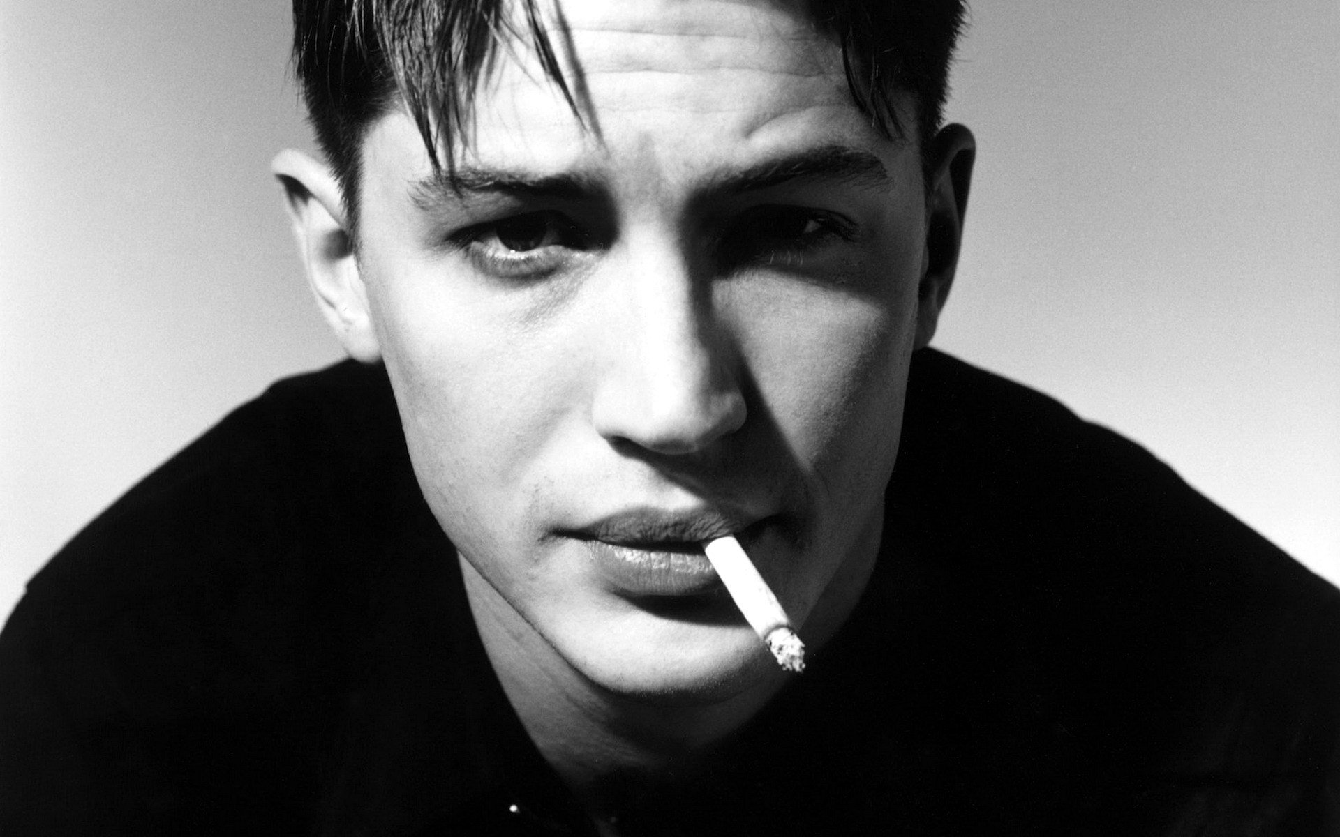 homme acteur tom hardy fume cigarette