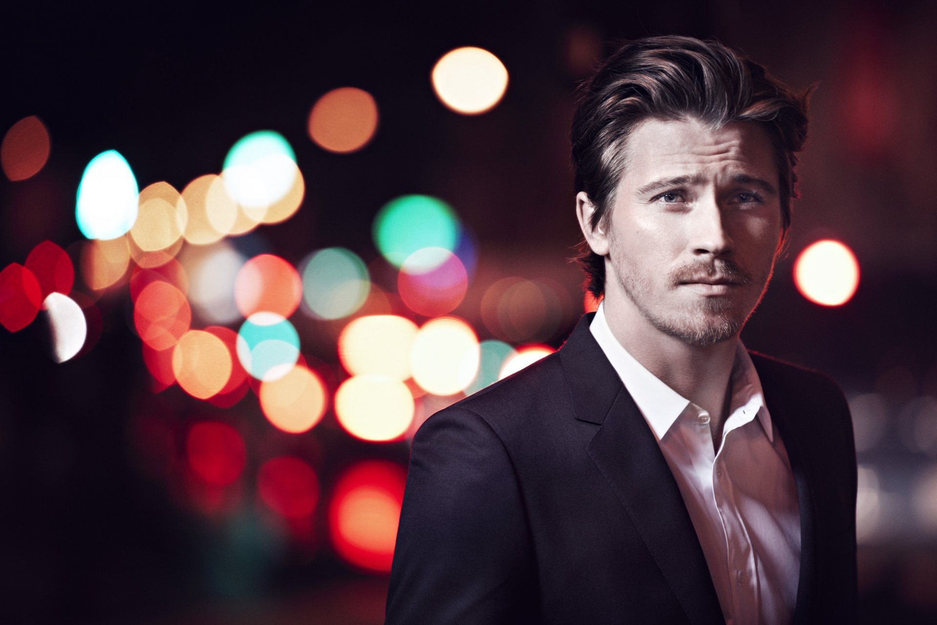 garrett hedlund schauspieler männlich anzug straße bokeh