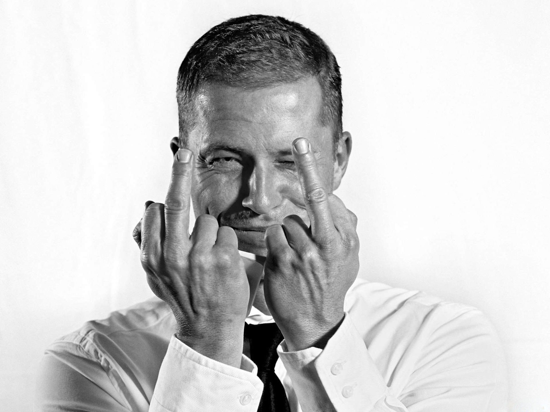 til schweiger actor hombre manos celebridad dedos