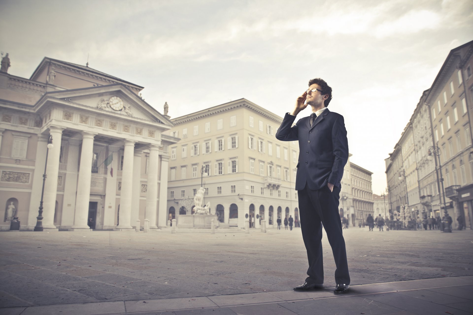 hombre gafas traje chaqueta pantalones teléfono ciudad calle gente