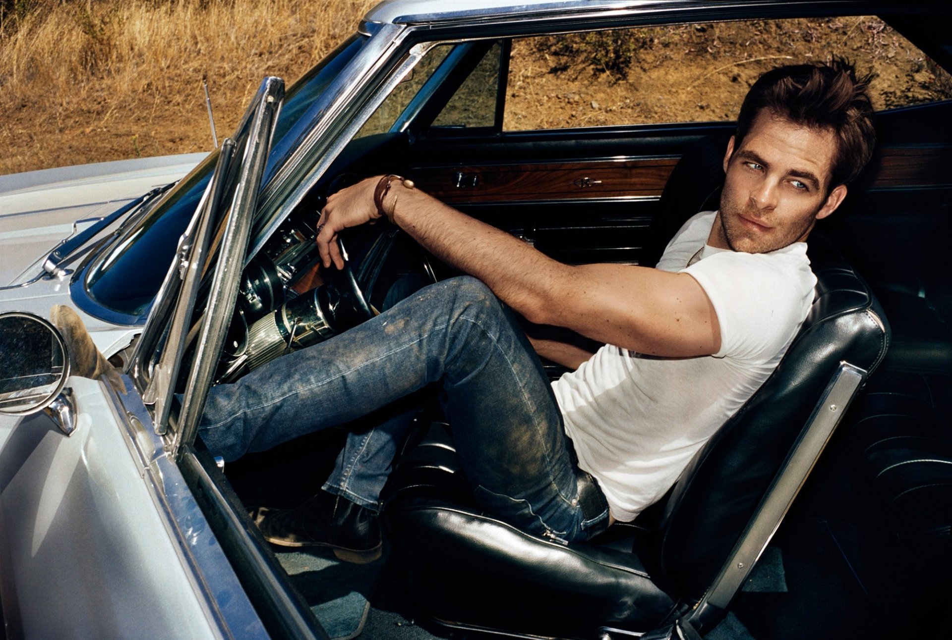 chris pine acteur homme vue t-shirt jeans assis voiture siège