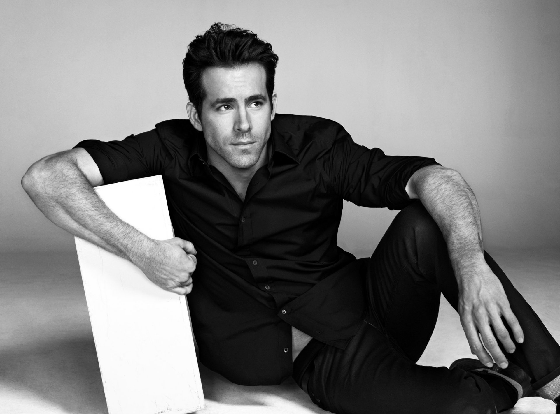 ryan reynolds acteur homme chemise noir et blanc