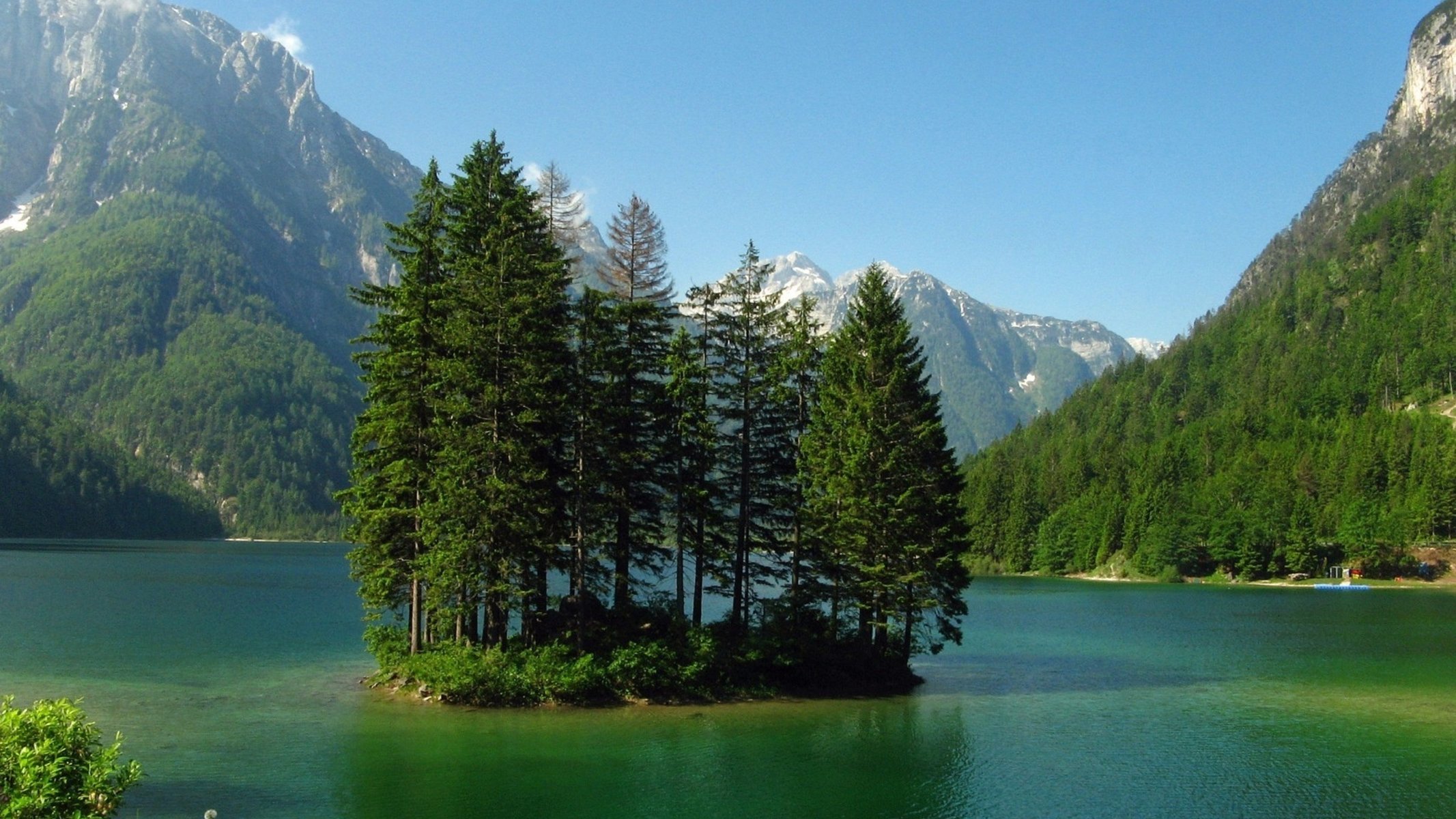 montañas lago bosques islote