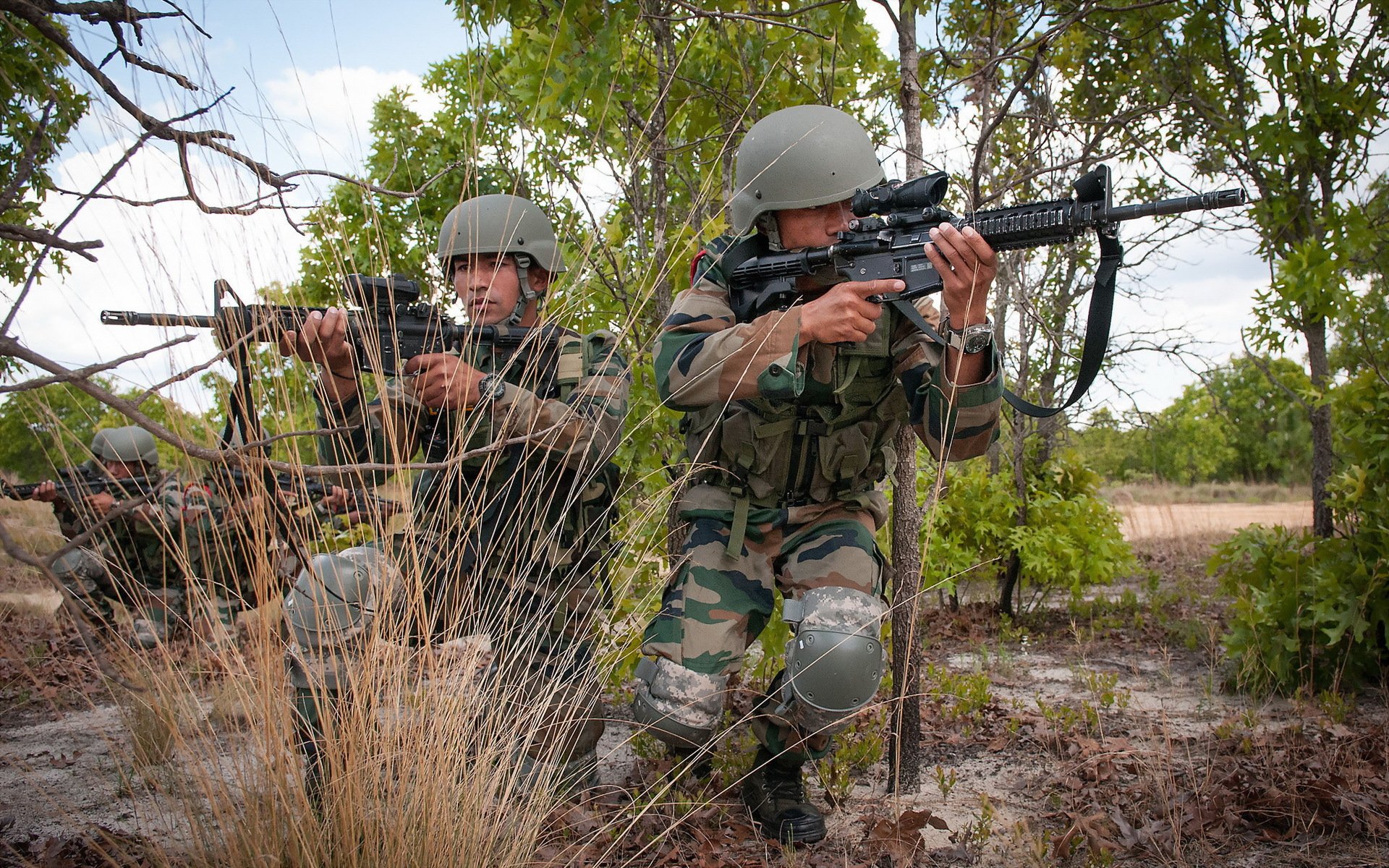 indische armee soldaten waffen