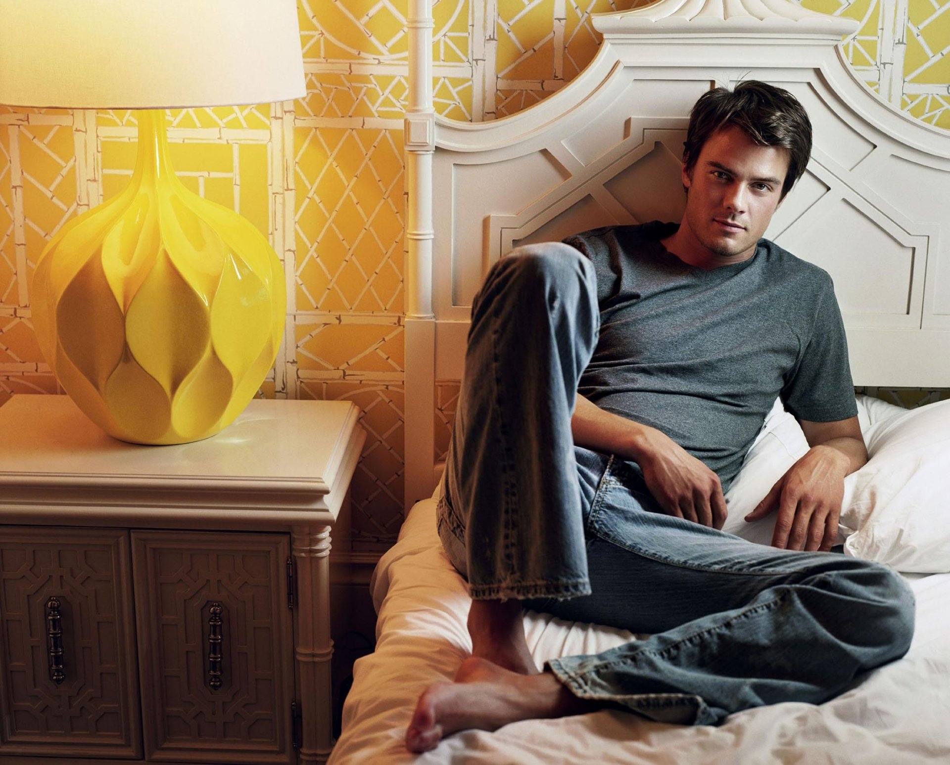 josh duhamel hombre actor modelo jeans cama mesa lámpara