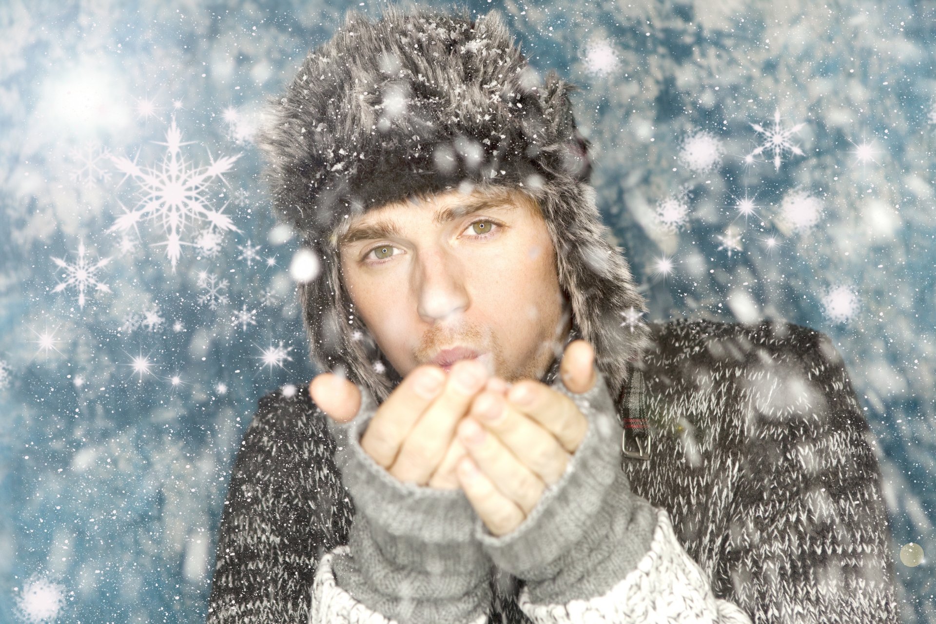 ragazzo cappello sguardo neve maglione