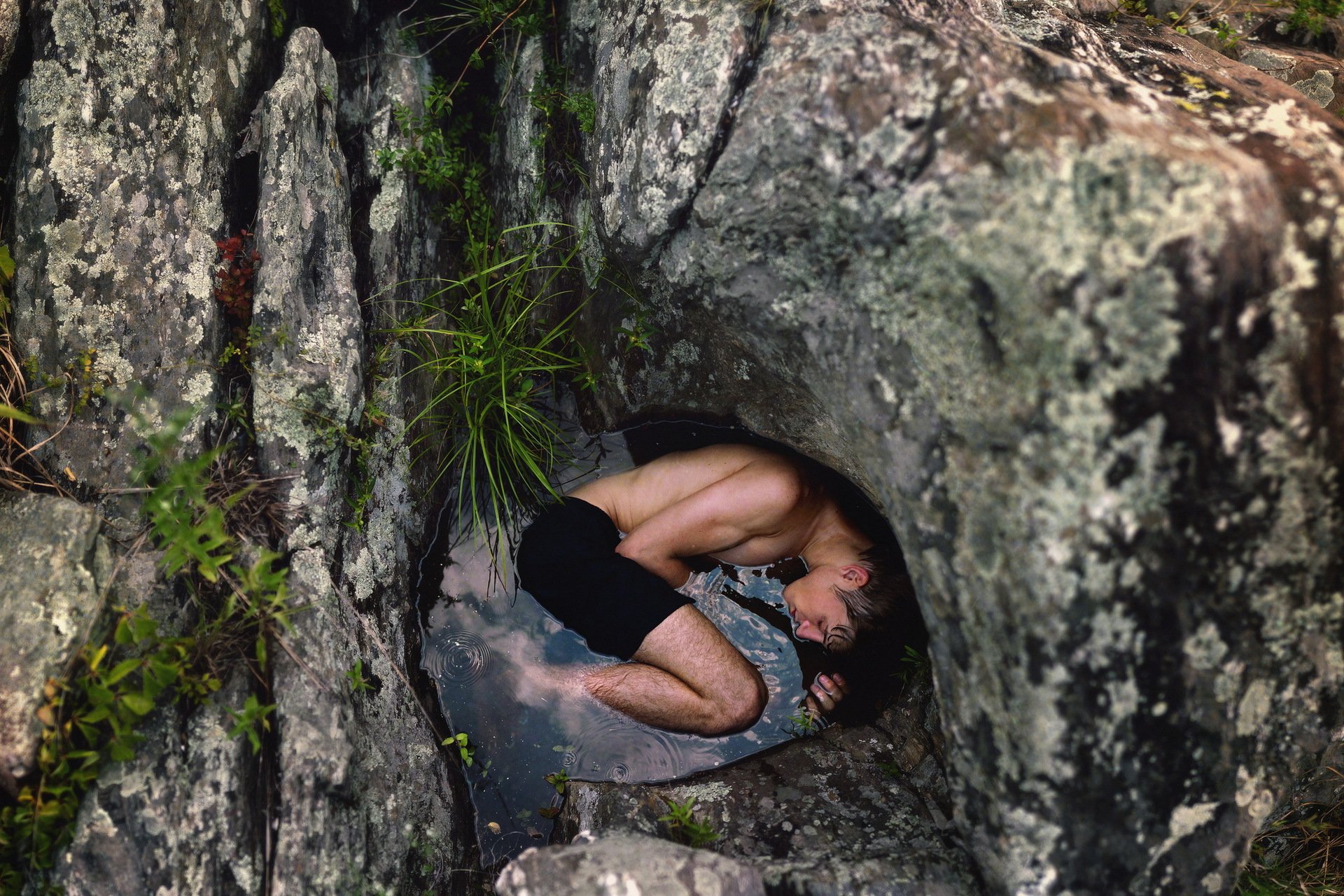 hombre rocas piedras agua soledad desesperanza drogadicto alcohólico anhelo dolor tristeza suicidio