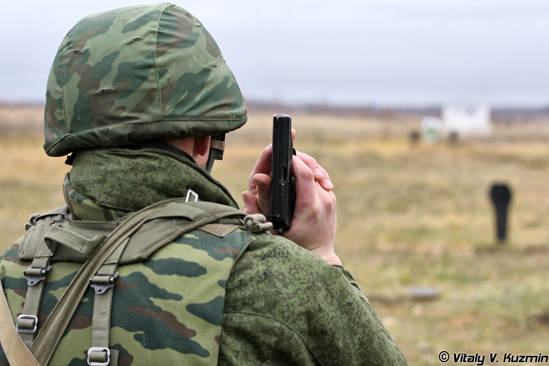 russisch soldat kämpfer pm schießstand tarnung helm