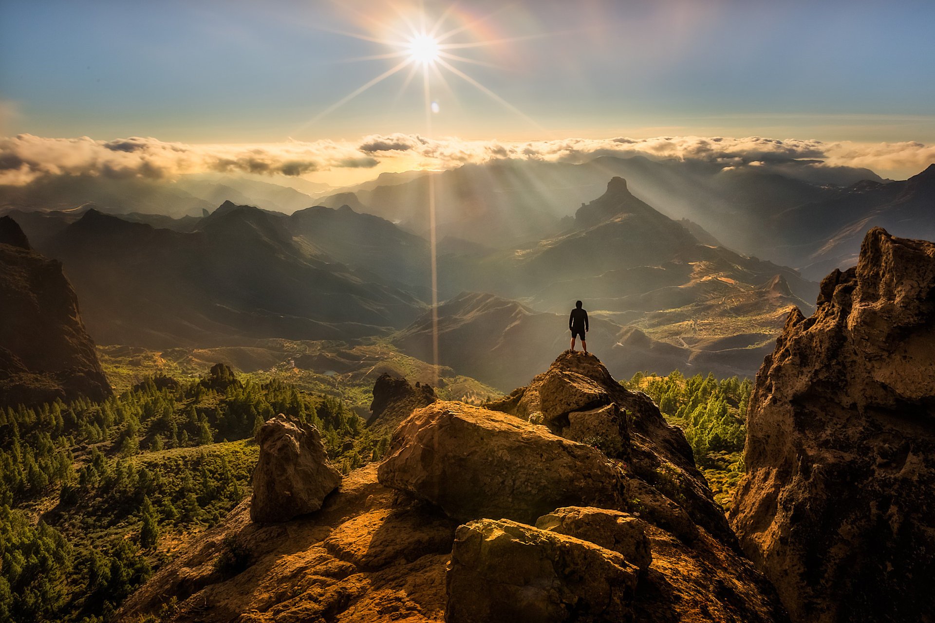 panorama natura vetta uomo sole bagliore rocce