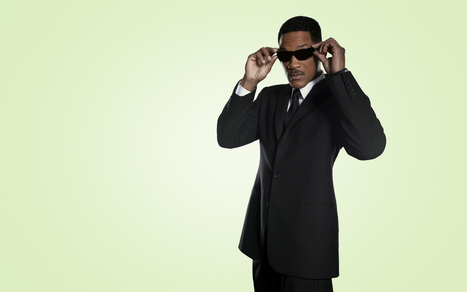 will smith black suit sunglasses men in black