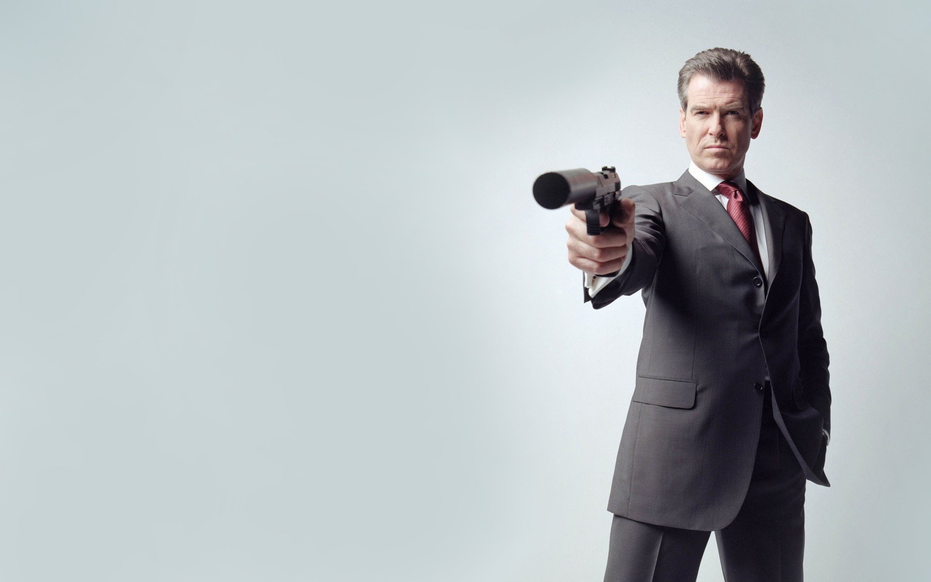 pierce brosnan pistola agente 007 james bond