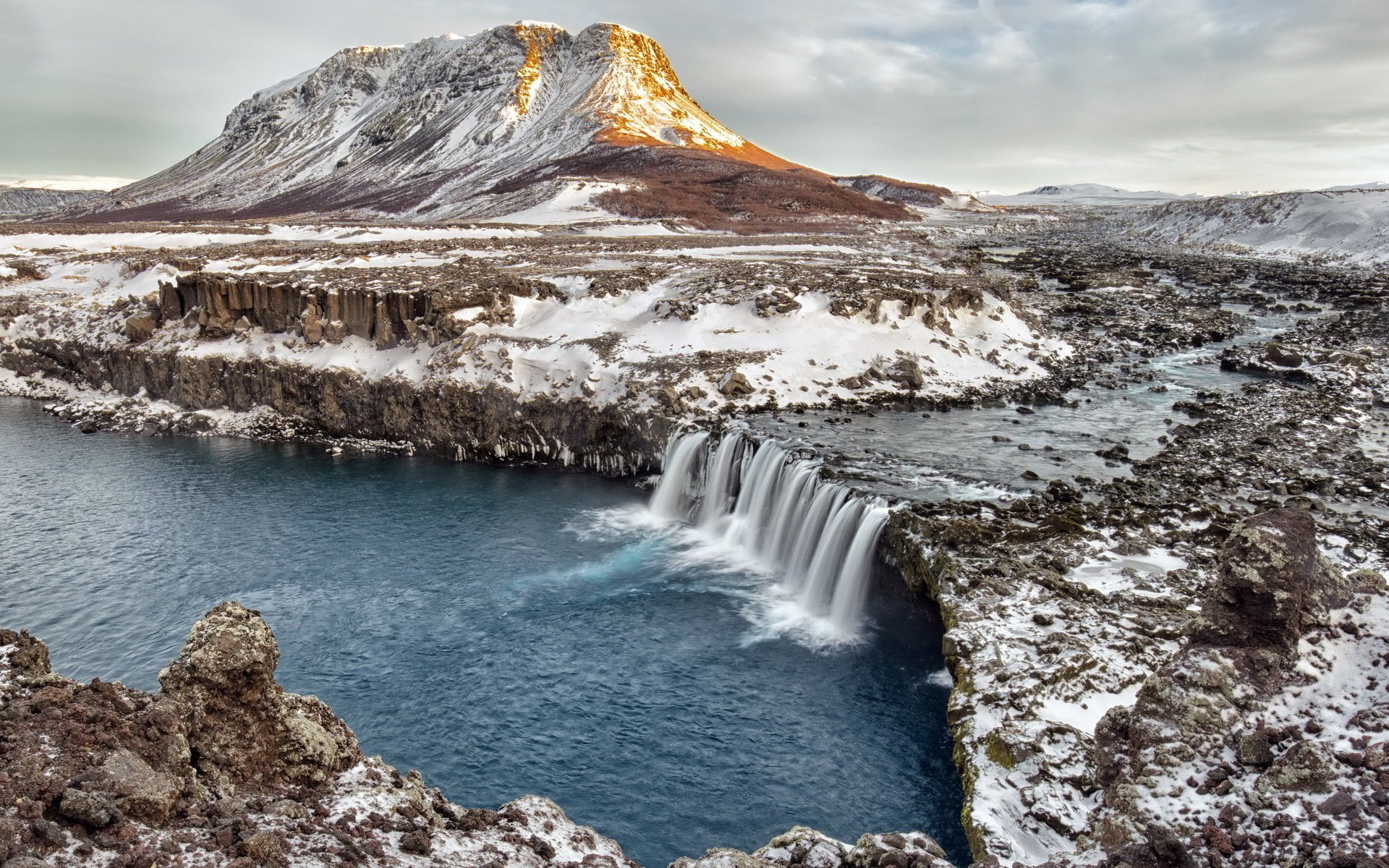 islande montagnes roches rivière cascade hiver neige nature