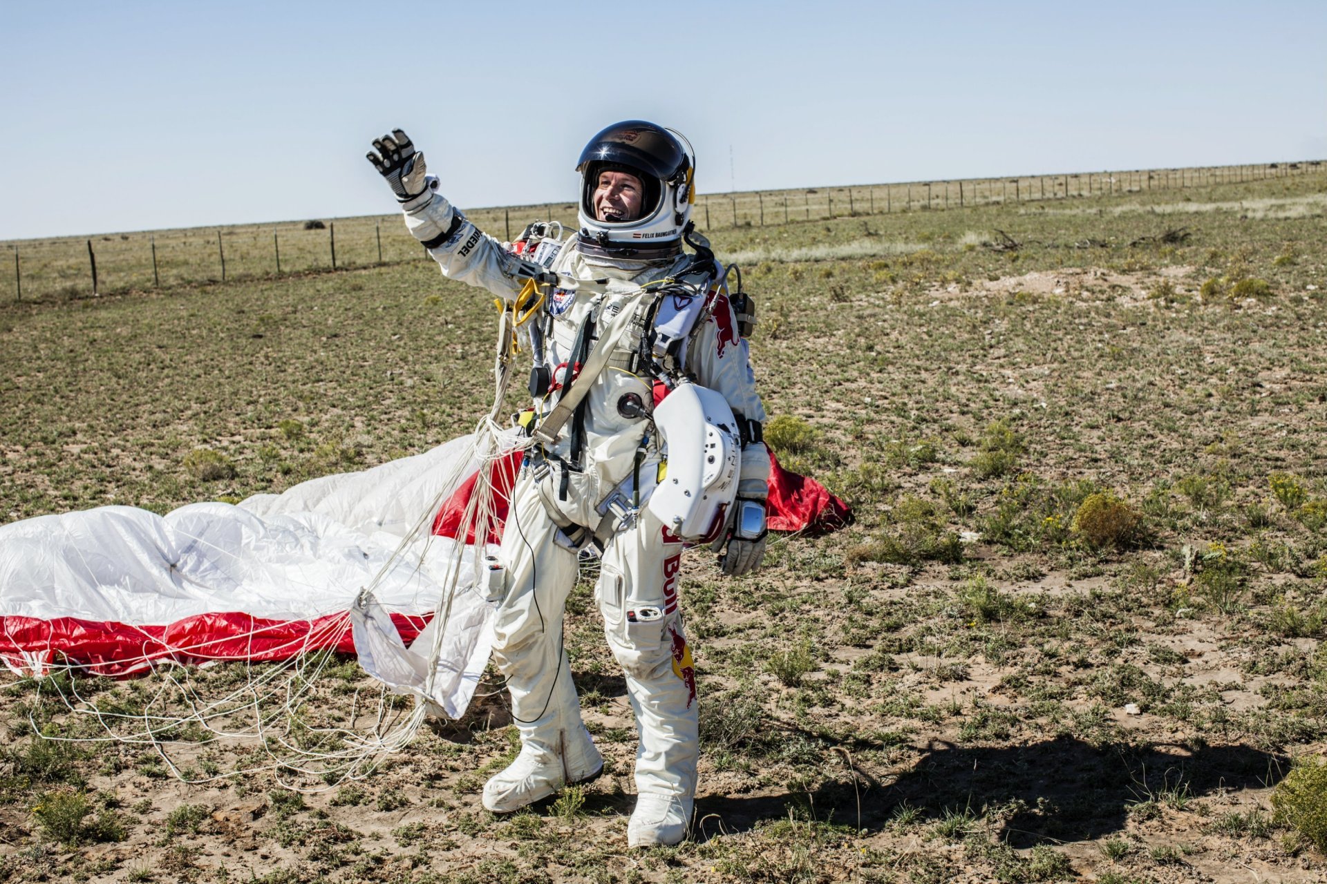 felix baumgartner athlete red bull space red bull stratos landing