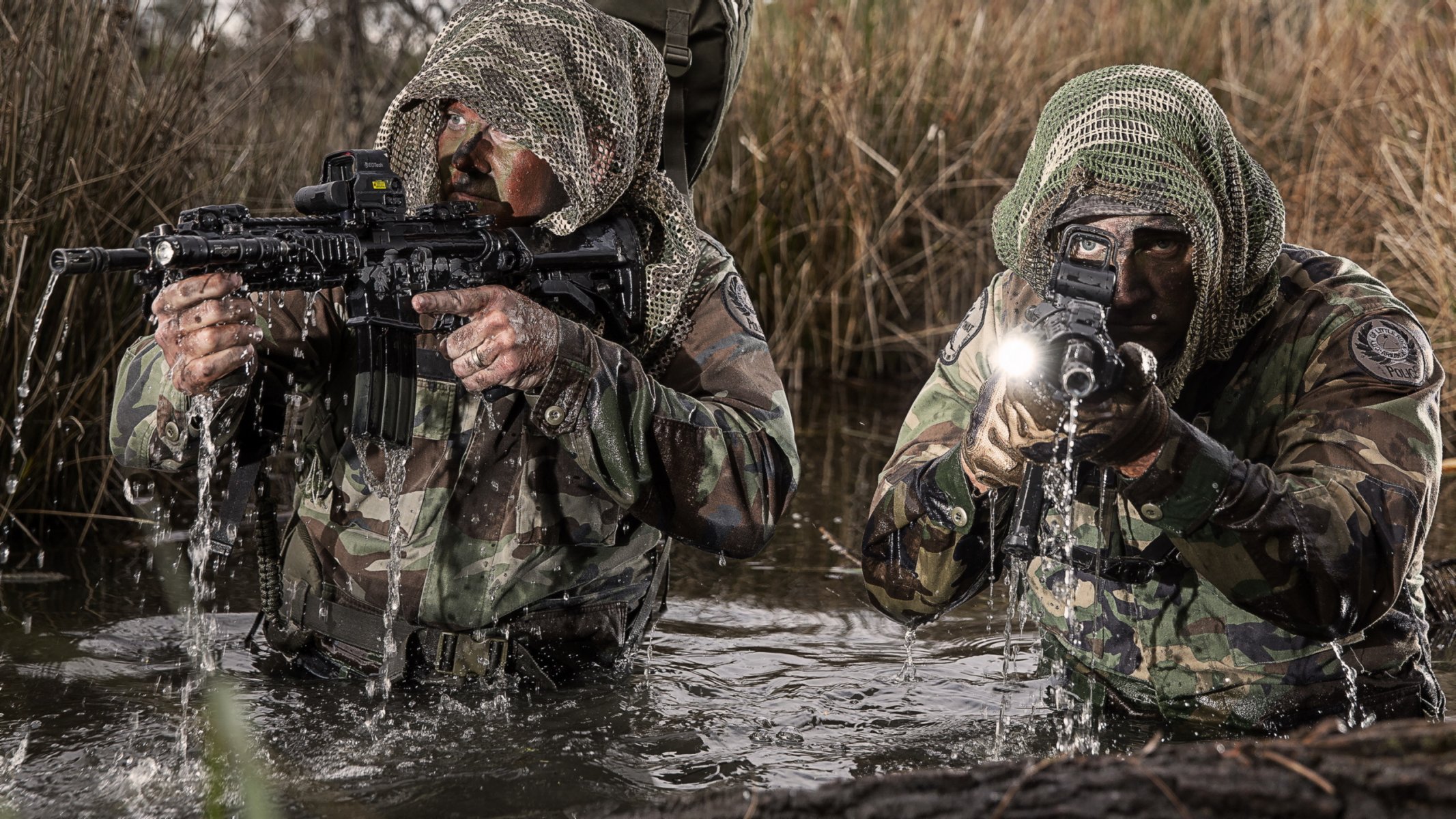 soldados armas agua