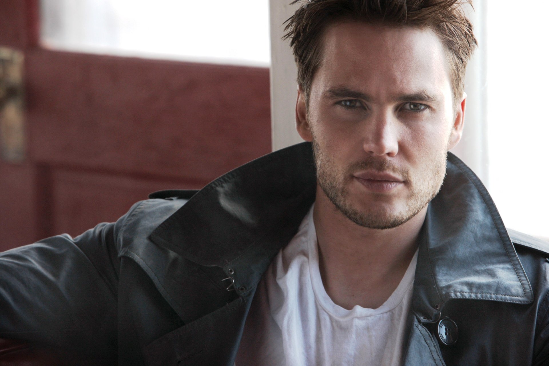 taylor kitsch attore fidanzato uomo sguardo faccia maglietta giacca