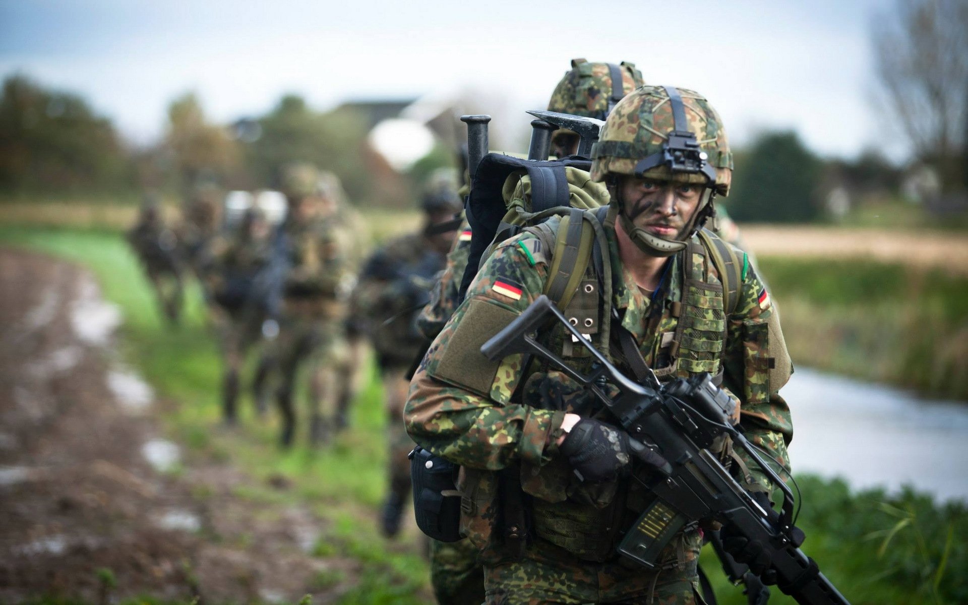 niemiecka armia fallschirmjäger żołnierze broń