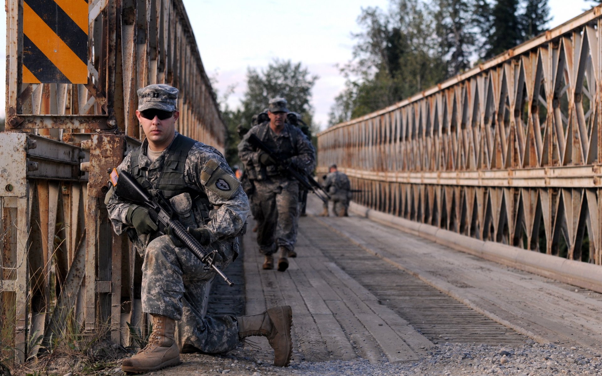 soldaten waffen brücke