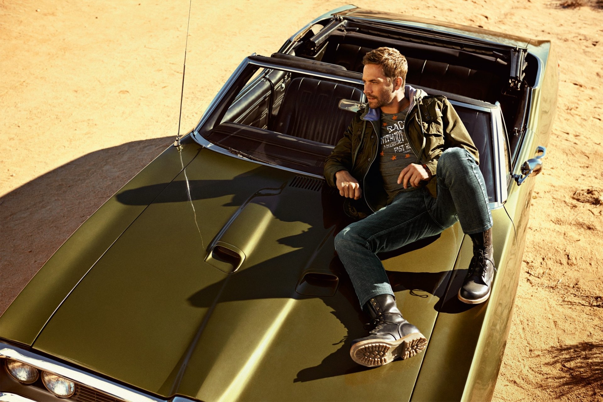 paul walker männlich schauspieler blick sitzen auto schatten sand