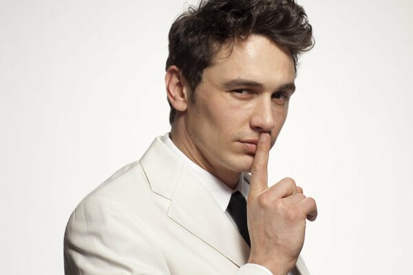 el actor James Franco muestra un gesto de silencio 