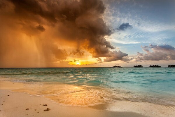 Coucher de soleil aux Maldives sous la pluie sur l océan