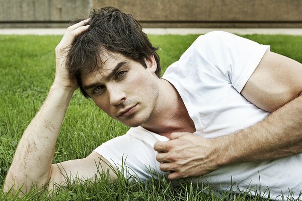 Ian Somerhalder odpoczywa na trawie