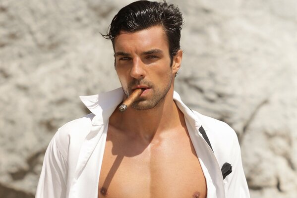 Guapo hombre de piel oscura con un cigarro