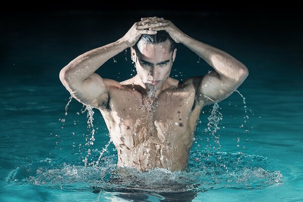 Il ragazzo nell acqua guarda uno sguardo sexy