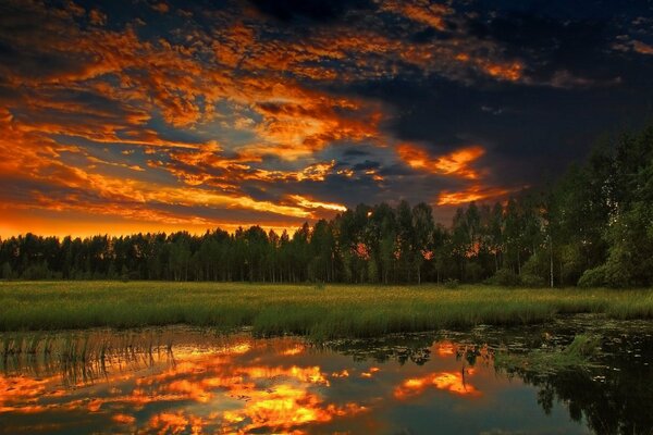 Una ardiente puesta de sol se refleja en el lago