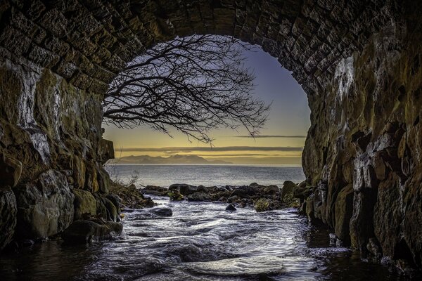 Bella vista dell acqua attraverso un tunnel in Scozia