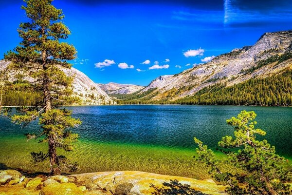 Lago limpido ai piedi delle montagne