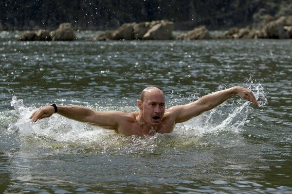 Wladimir Putin badet im Fluss