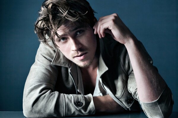 El actor Garrett Hedlund con una chaqueta