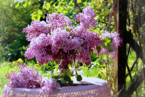 Ein Frühlings-Blumenstrauß aus Flieder auf dem Tisch