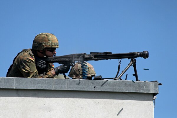 Soldat Scharfschütze mit Waffen im Geschäft