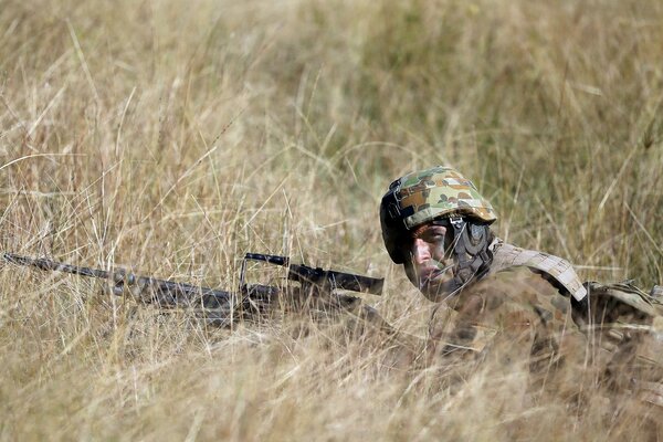 Ein Soldat auf einem Feld auf einem Kampfposten