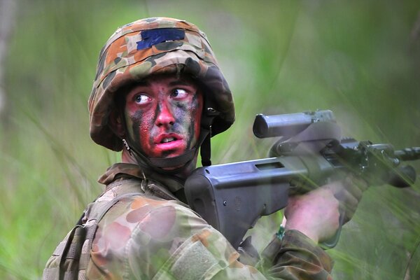 Soldat mit Waffen im Hinterhalt