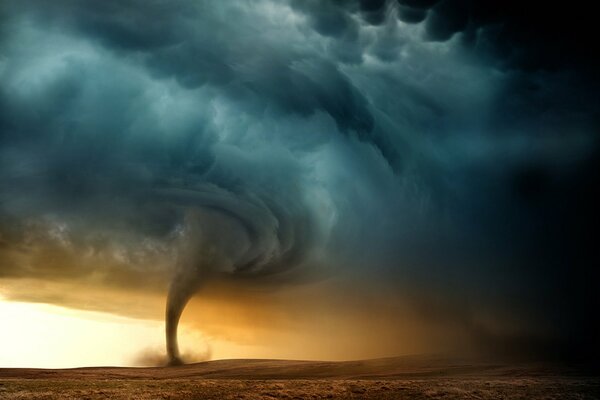 Un tornado affascinante contro un cielo grigio-blu