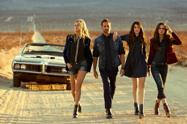 Paul Walker, Isabelle Goulart, y otros van por el camino en el desierto