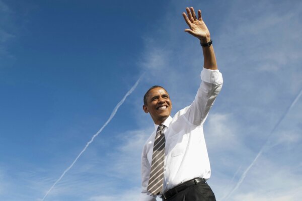 Un sorridente Barack Obama alzò la mano in un gesto di benvenuto